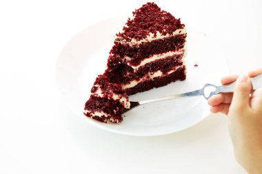 Kırmızı kadife kek beyaz arka plan üzerinde kesme kaşık
