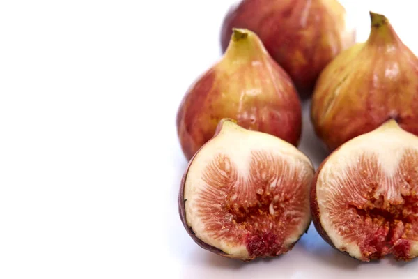 Figues Douces Fraîches Isolées Sur Fond Blanc — Photo