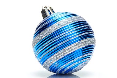 Beyaz arka plan üzerinde izole mavi Glitter Noel dekor topu