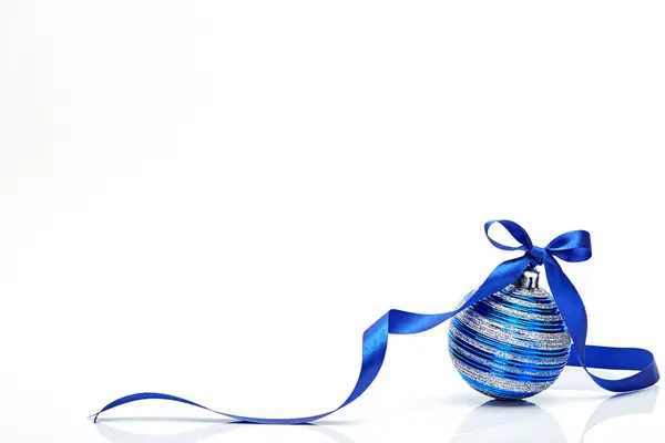 Bola Natal Azul Com Fita Arco Isolado Fundo Branco — Fotografia de Stock