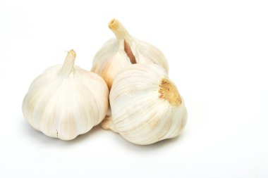 Beyaz arka plan üzerinde izole taze Çiğ sarımsak