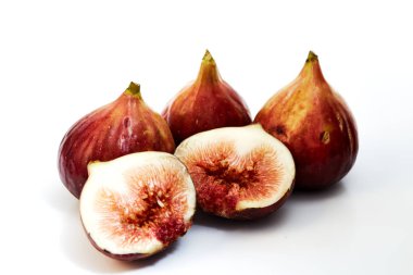 Beyaz arka plan üzerinde izole taze tatlı incir