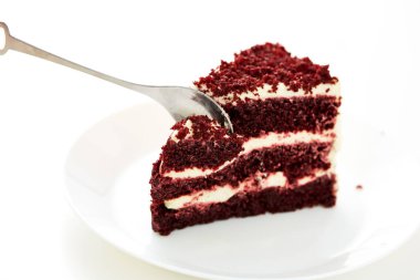 Kırmızı kadife kek beyaz arka plan üzerinde kesme kaşık