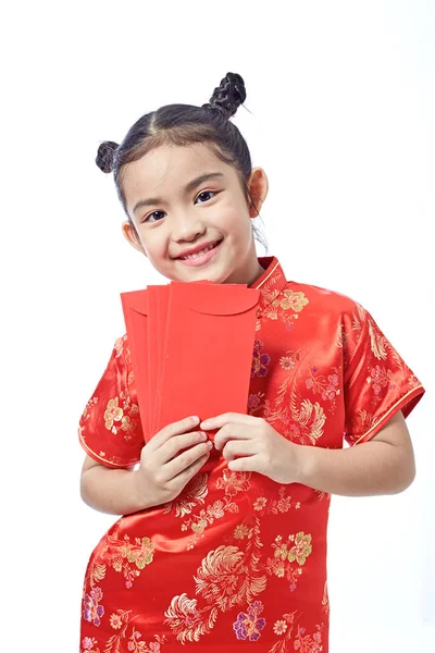Щасливий китайський новий рік. посмішка азіатська дівчина тримає червоний конверт — стокове фото