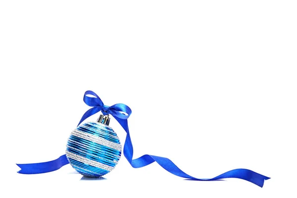 Bola Natal Azul Com Fita Arco Isolado Fundo Branco — Fotografia de Stock