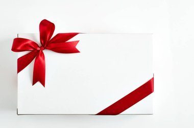 Beyaz zemin üzerine kırmızı şerit yay. Stüdyo vurdu