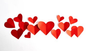 Beyaz arka plan üzerinde izole kırmızı kağıt Kalpler