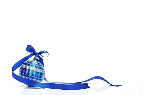 蓝色圣诞球用丝带弓孤立在白色的背景 — 图库照片