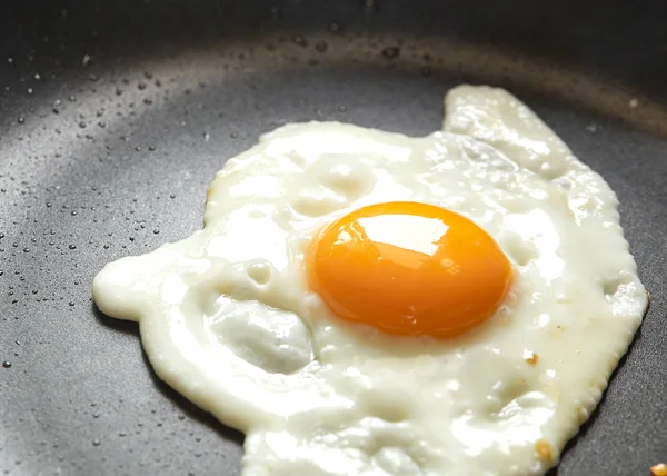 Desayuno Con Huevos Fritos Una Sartén Negra —  Fotos de Stock