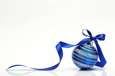 Mavi Noel top ile şerit yay izole üzerinde beyaz arka plan