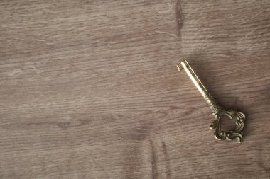 Vintage eski paslı anahtar ahşap tahta üzerinde