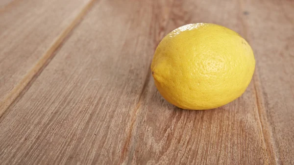 Citron Jaune Simple Frais Sur Table Bois — Photo