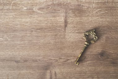Vintage eski paslı anahtar ahşap tahta üzerinde