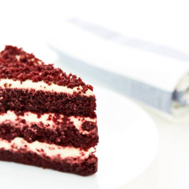 Kırmızı kadife kek beyaz arka plan üzerinde kesme.