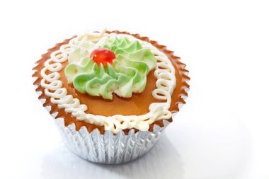 Çamurcun doğum günü kek üzerine beyaz izole tereyağı krema buzlanma ile