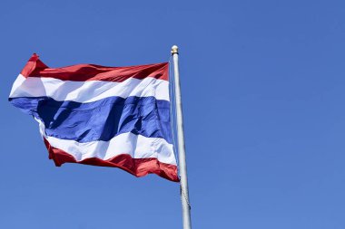 Tayland mavi gökyüzü arka plan üzerinde sallayarak ulusal bayrak devlet.