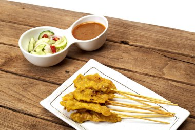 Izgara domuz eti satay fıstık sosu ve tost, Tayland gıda ile