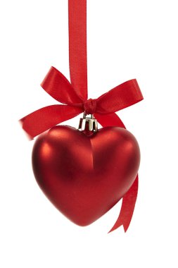 Beyaz arka plan üzerinde izole kırmızı kurdele ile dekorasyon top Noel kalp şeklinde