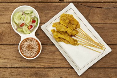 Izgara domuz eti satay fıstık sosu ve tost, Tayland gıda ile