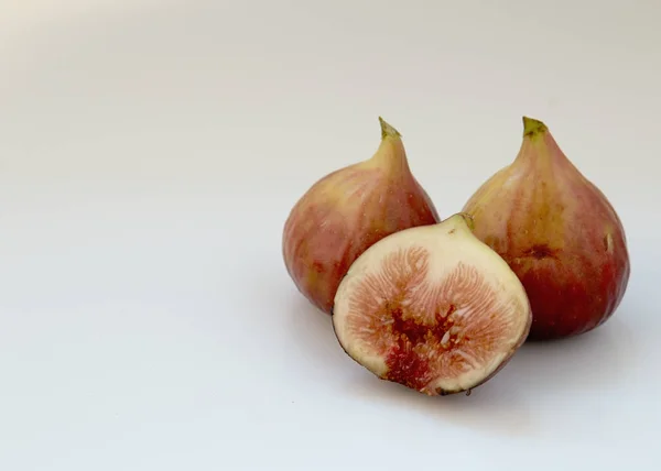 Des Figues Fraîches Fruits Moitié Quart Isolés Sur Fond Blanc — Photo