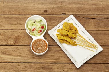 Izgara domuz eti satay fıstık sosu ve tost, Tayland gıda ile