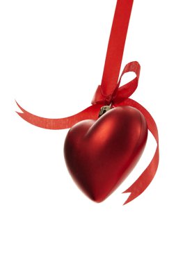 Beyaz arka plan üzerinde izole kırmızı kurdele ile dekorasyon top Noel kalp şeklinde