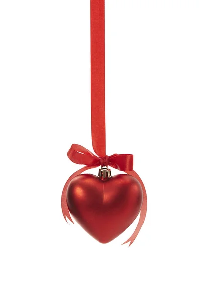 Bola Decoração Forma Coração Natal Com Fita Vermelha Isolada Fundo — Fotografia de Stock