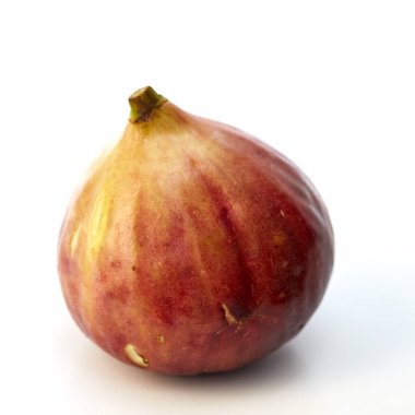 Beyaz arka plan üzerinde izole taze tatlı incir