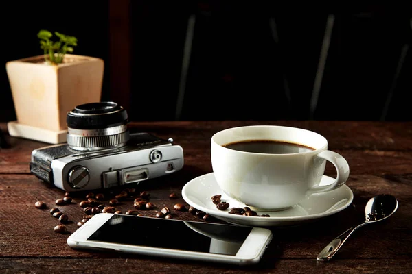 Kaffe Kamera Och Smartphone Träbord Resor Konceptet — Stockfoto