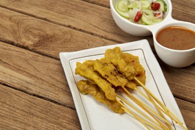 Izgara domuz eti satay fıstık sosu ve tost, Tayland gıda ile