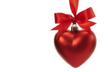 Beyaz arka plan üzerinde izole kırmızı kurdele ile dekorasyon top Noel kalp şeklinde
