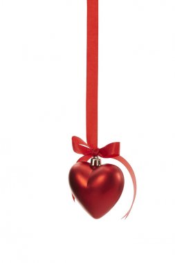 Beyaz arka plan üzerinde izole kırmızı kurdele ile dekorasyon top Noel kalp şeklinde
