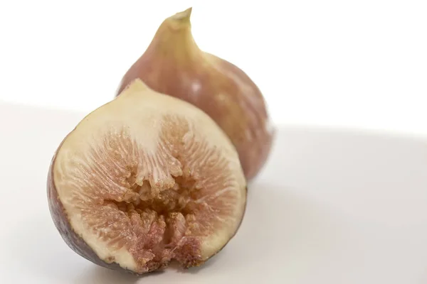 Feigen Früchte Mit Geschnittenen Scheiben Isoliert Auf Weiß — Stockfoto