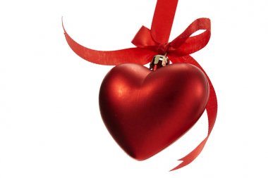 Beyaz arka plan üzerinde izole kırmızı kurdele ile dekorasyon top Noel kalp şeklinde