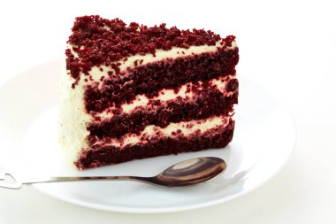 Kırmızı kadife kek beyaz arka plan üzerinde kesme kaşık