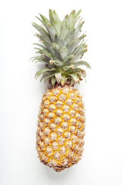 Taze çam apple, vitamin ve beyaz arka plan üzerinde izole sağlık için iyi