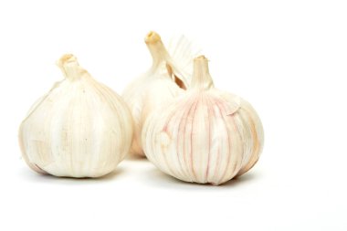 Beyaz arka plan üzerinde izole taze Çiğ sarımsak