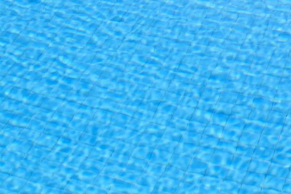 Superficie Della Piscina Blu Scintillante Una Giornata Sole — Foto Stock