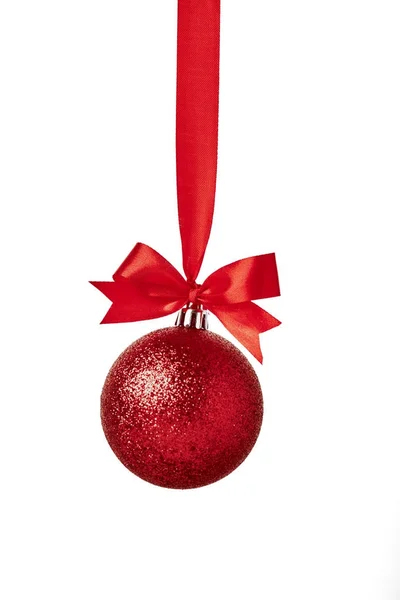 Bola Natal Vermelho Com Arco Vermelho Sobre Fundo Branco — Fotografia de Stock