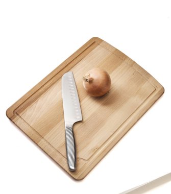 bir büyük bıçak ve soğan kesme tahtası üzerinde seyir görüntülemek