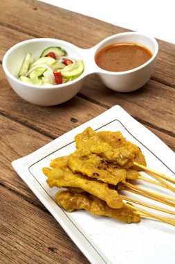 Izgara domuz eti satay fıstık sosu ve tost, Tayland gıda ile