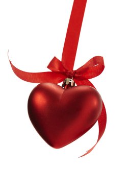 Beyaz arka plan üzerinde izole kırmızı kurdele ile dekorasyon top Noel kalp şeklinde