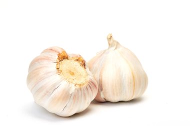 Beyaz arka planda taze çiğ sarımsak.