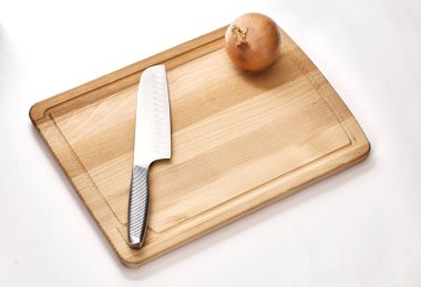 bir büyük bıçak ve soğan kesme tahtası üzerinde seyir görüntülemek
