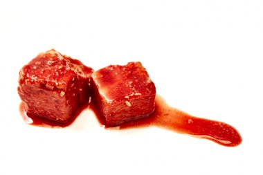 Beyaz arka planda Çin mayalanmış fasulye kaymağı (Fu Ru)