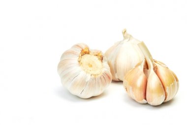 Beyaz arka plan üzerinde izole taze Çiğ sarımsak