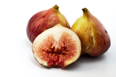 Beyaz arka plan üzerinde izole taze tatlı incir