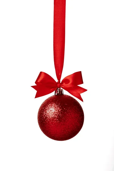 白地に赤の弓と赤いクリスマス ボール — ストック写真