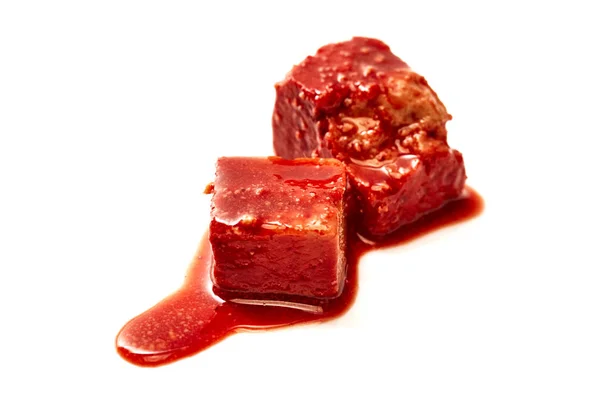 Beyaz arka planda Çin mayalanmış fasulye kaymağı (Fu Ru)