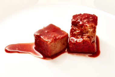 Beyaz arka planda Çin mayalanmış fasulye kaymağı (Fu Ru)